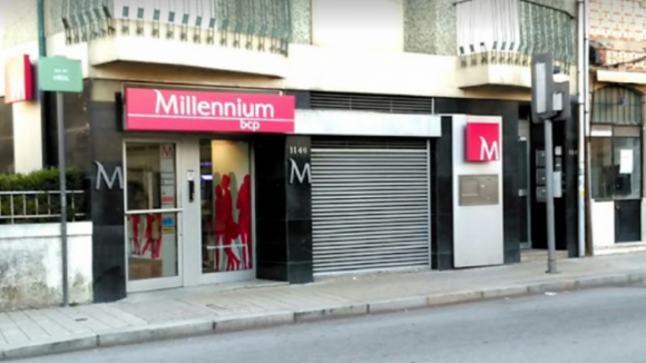Homem armado assalta agência do Millenium BCP do Porto