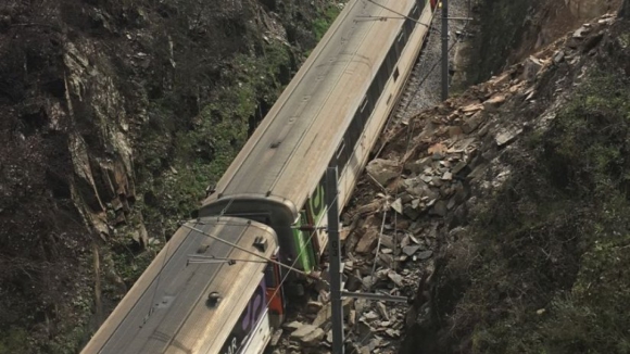 Descarrilamento de comboio perto de Mortágua provocado por deslizamento de terras