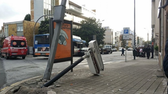 Acidente entre dois autocarros e três veículos ligeiros faz seis feridos ligeiros no Porto