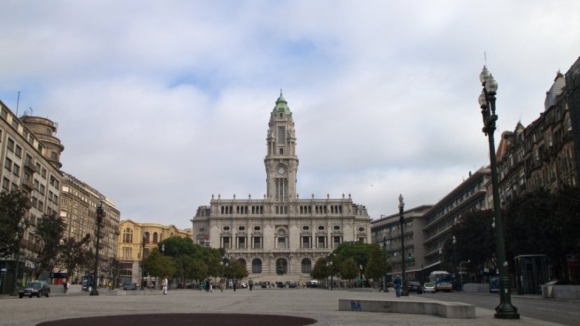 Câmara do Porto aprova por unanimidade moção para "rever verbas e sistema"