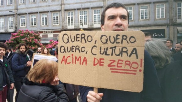 Centenas de pessoas no Porto exigem "1% para a Cultura"