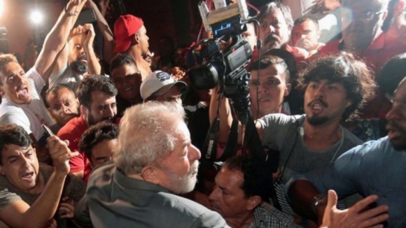 Nove feridos em incidentes à chegada de Lula da Silva à prisão