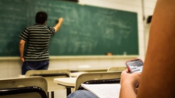 Governo admite "como caminho possível" mexer na idade da reforma dos professores