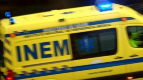Um morto em colisão entre ambulância e automóvel em Vila Nova da Barquinha