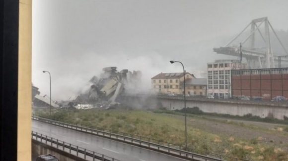 Balanço de mortos na queda da ponte em Itália sobe para 38