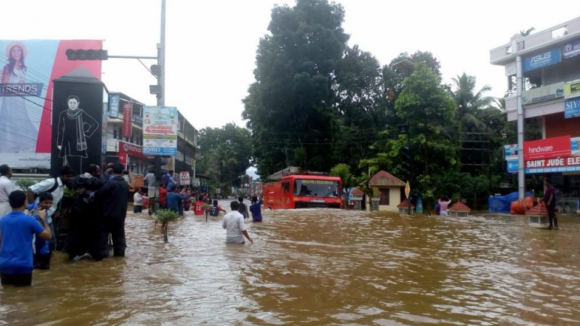 Novo balanço aponta para pelo menos 357 mortos após inundações em Kerala, Índia