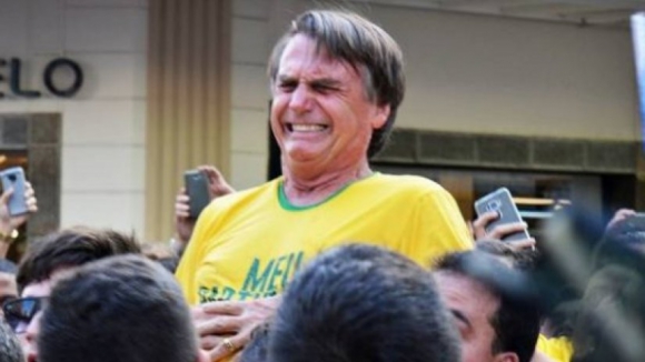 Candidato presidencial brasileiro Jair Bolsonaro esfaqueado em ação de campanha