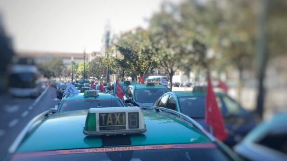 Taxistas aguardam resultados de reuniões com quase 1.500 carros parados