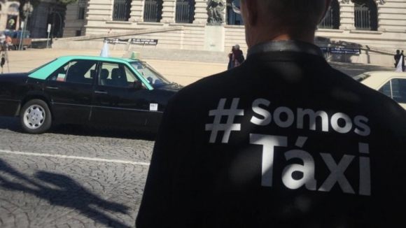 Associações dos taxistas estimam que 30 mil postos de trabalho estejam em risco
