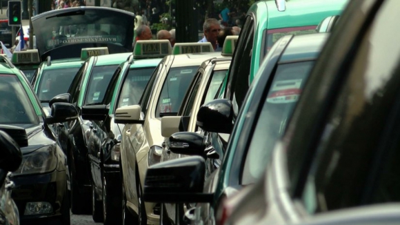 Taxistas do Porto continuam paralisação "apesar das contas para pagar"