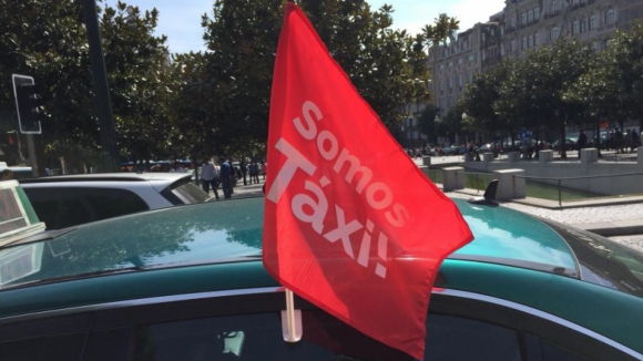 Taxistas insistem que mantêm protesto até serem recebidos pelo Governo