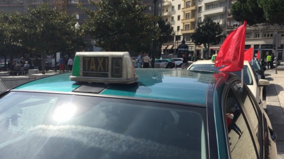 Taxistas querem reunião urgente com Presidente da República e António Costa e projetam vigília em S. Bento
