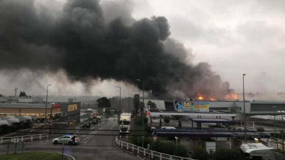 Incêndio em supermercado de Viana do Castelo combatido por cinco dezenas de bombeiros
