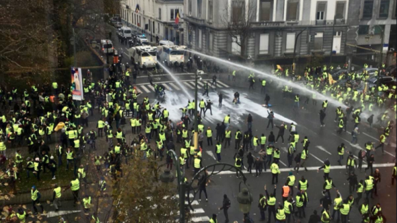 "Coletes amarelos" provocam os primeiros incidentes hoje em Paris