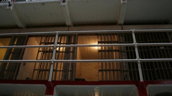 Protesto de reclusos de Custóias obriga guardas prisionais a disparo de balas de borracha
