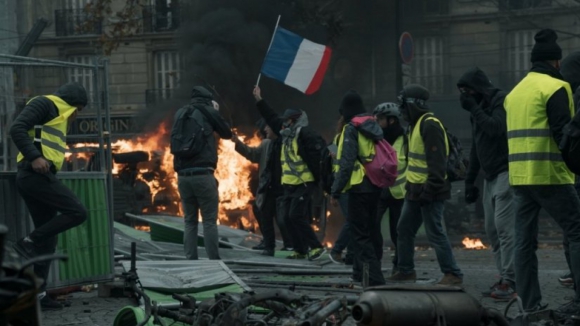 Cerca de 31.000 "coletes amarelos" protestam em França e 700 foram detidos