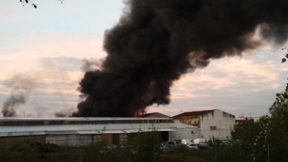 Incêndio em armazém de tintas em Braga está circunscrito e não há feridos