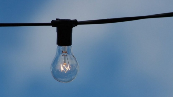Preço da luz desce 3,5% em mercado regulado em 2019 para as famílias