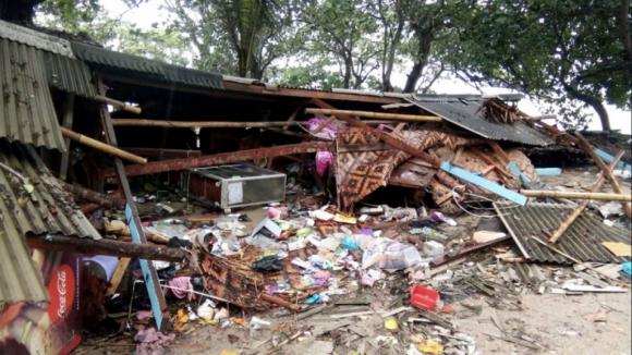Novo balanço aponta para 168 mortos, 745 feridos e 30 desaparecidos após tsunami na Indonésia