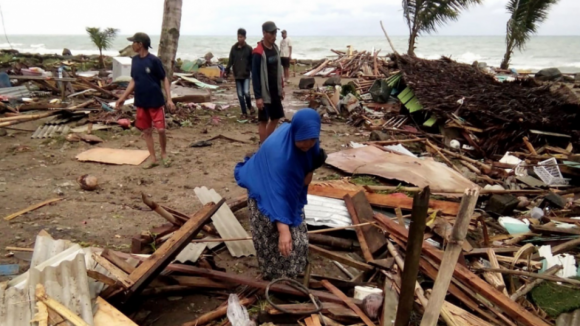 Tsunami na Indonésia provoca 222 mortos e 843 feridos