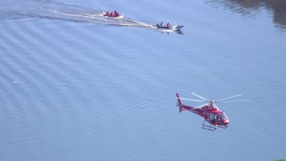 Tripulantes de helicóptero que caiu ao mar no Rio de Janeiro resgatados com vida