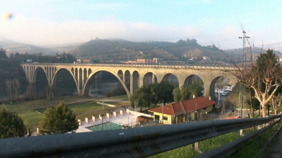 Infraestruturas de Portugal já reparou "danos superficiais" na ponte da Régua