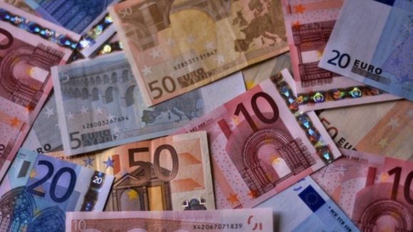 Contribuintes que ganham mais de mil euros continuam a reter IRS a mais