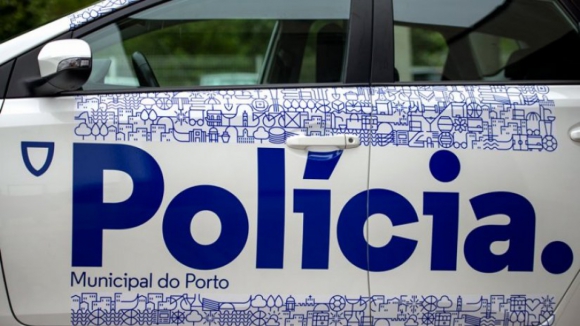 Polícia Municipal retira multas de estacionamento de moradores em bairro no Porto