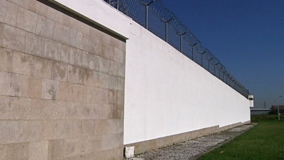Telemóveis e drogas apreendidos em megaoperação na prisão de Paços de Ferreira