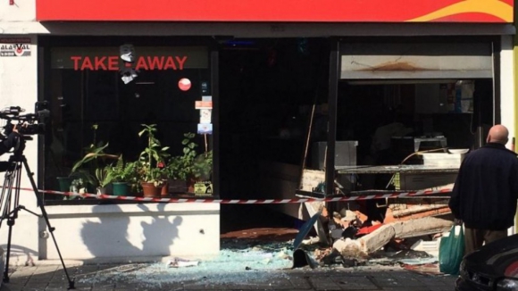 Acidente destrói montra de restaurante no Porto