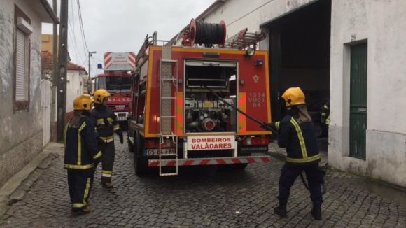 Bombeiros combatem incêndio numa oficina de automóveis em Valadares