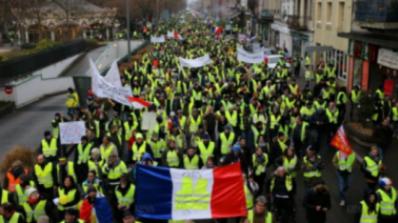 Coletes amarelos: Manifestantes entram em confronto com a polícia em Paris