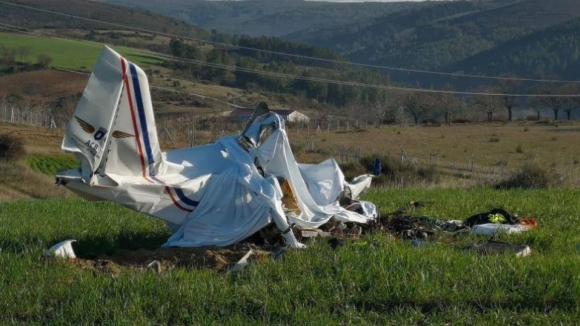 Peritos no local para investigar acidente aéreo com dois mortos em Bragança
