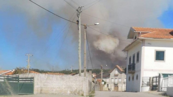 Incêndio em Oliveira de Azeméis está a ameaçar casas