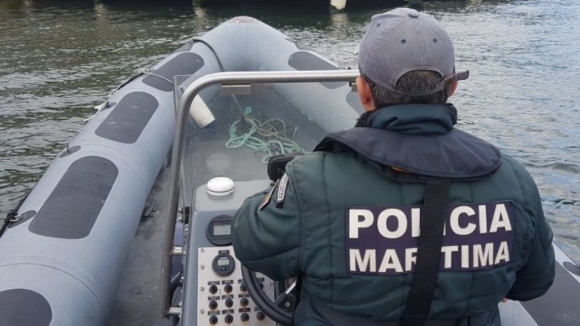 Três mergulhadores procuram jovem desaparecido no rio Douro na zona da Alfândega do Porto