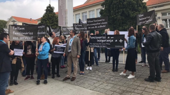 Mais de cem pais e professores reivindicam no Porto mais funcionários nas escolas
