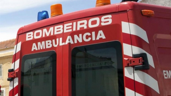 Homem em estado grave após queda de trator durante abate de árvores em Valença