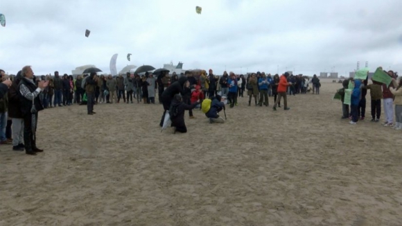 Cerca de 500 pessoas disseram "Não ao Paredão" na praia de Matosinhos