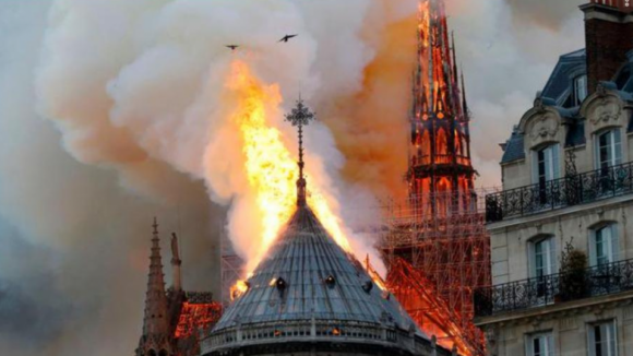 Incêndio atinge catedral de Notre-Dame em Paris. Pináculo cede com as chamas