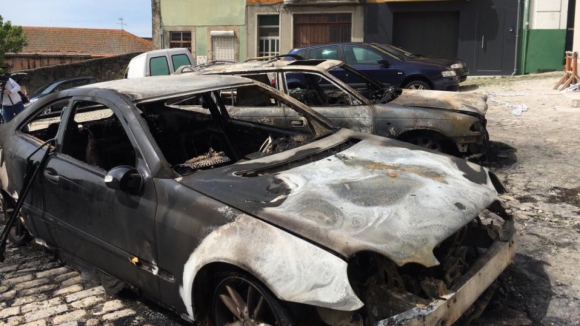 Quatro carros destruídos em alegado fogo posto no Porto