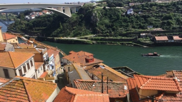 Grua caiu em cima de habitações no Porto sem causar feridos