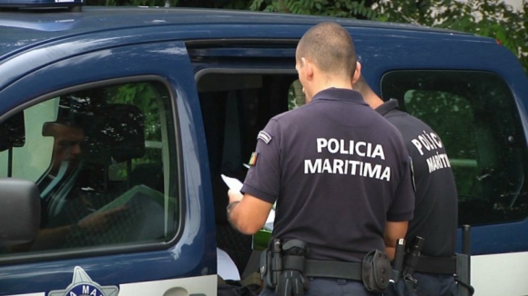 Autoridades retiram cadáver de um homem do rio Douro no Porto