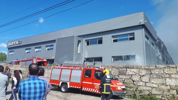 Incêndio em fábrica de Paredes dado como dominado mas a ser combatido por mais de 100 bombeiros