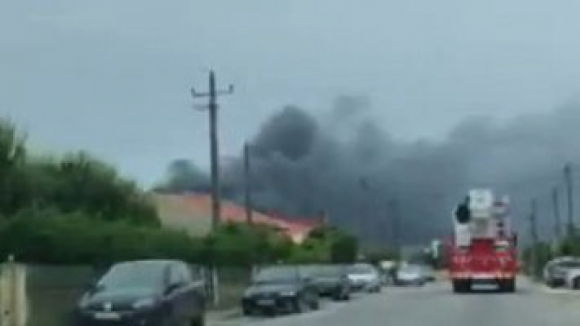 Incêndio está a destruir fábrica em Ovar e provoca dois feridos