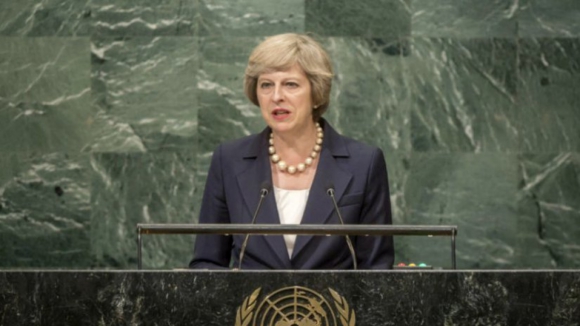 Ministra britânica demite-se e aumenta pressão sobre PM Theresa May