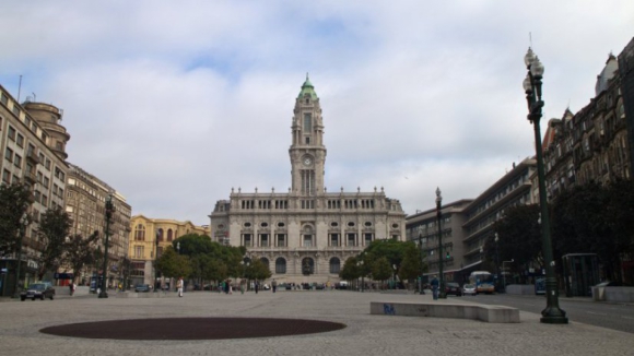 Câmara do Porto quer reparar anomalias em 10 blocos do bairro de Aldoar