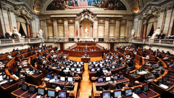 Maioria parlamentar de esquerda aprova nova Lei de Bases da Saúde