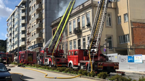 Incêndio consome prédio devoluto no Porto