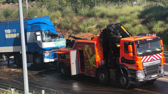 Acidente com camião provoca o caos na ligação da A4 à A28 desde as 11 horas