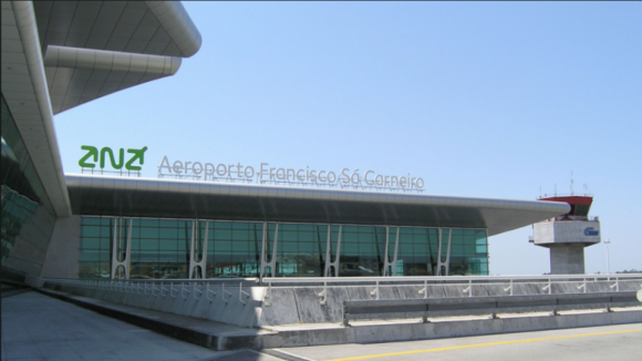 Avião de carga aterra de emergência no aeroporto do Porto
